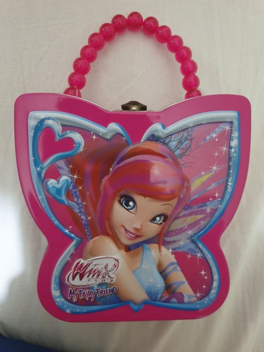 Киндер игрушки и сумочка.