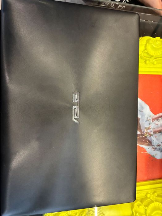 ASUS лаптопа е използван една година работи добре цената е в евро 500