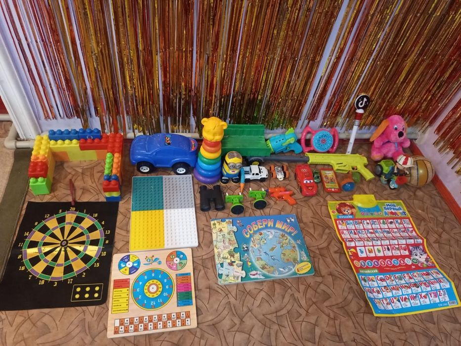 Продаются игрушки.