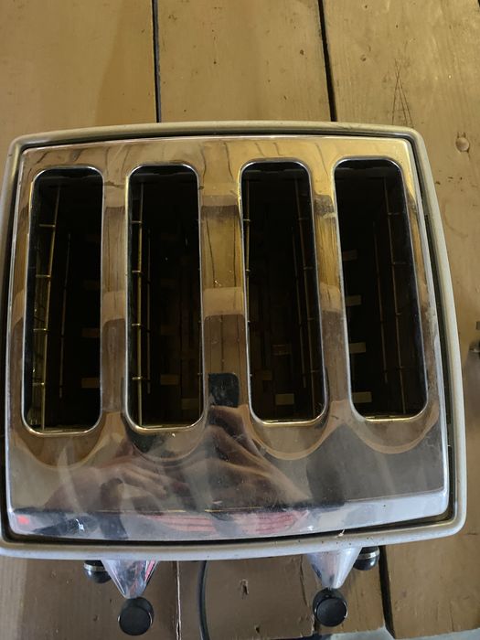 Тостер Delonghi.