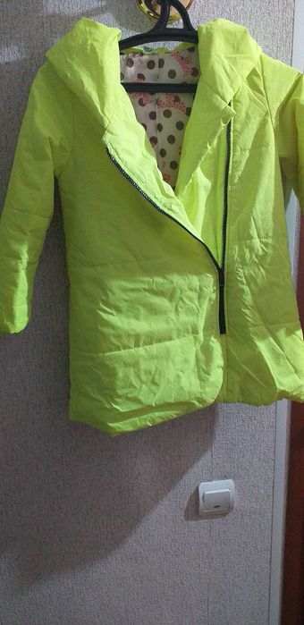 Продам недорого плащ для девочки, цена 5000т