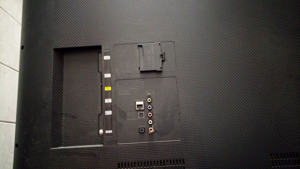 Samsung UE55J5500AW (55")- със счупен дисплей.