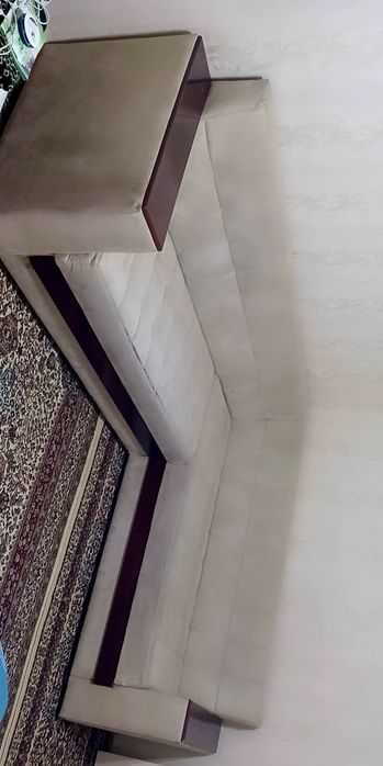 Угловой диван сотилади срочно