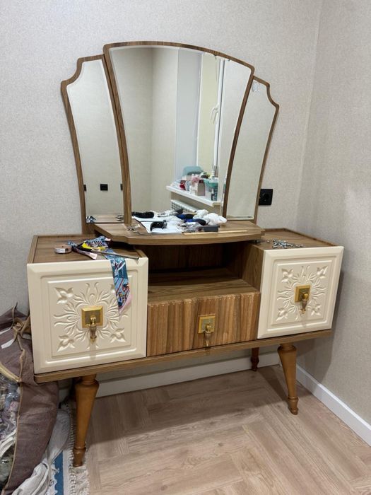 Продается спальный шкаф