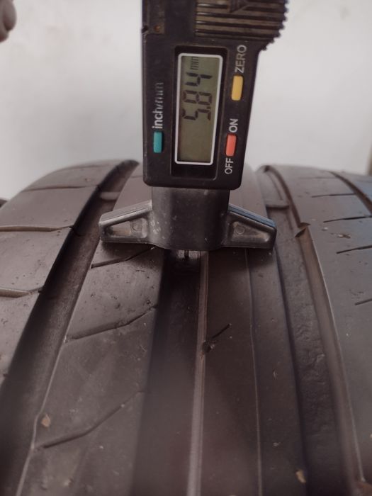 Топ състояние 2бр.235/35/19 Continental CSC5 dot1319