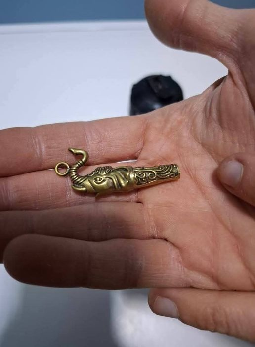 Бронзова свирка слонче за късмет.