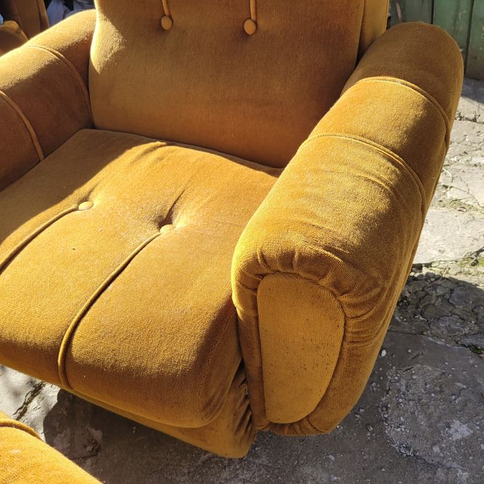 Холов диван с фотьойли.