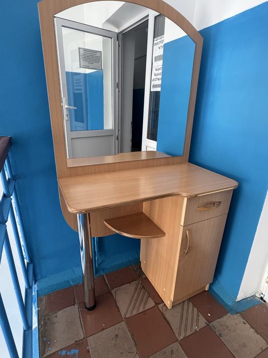 Продам туалетный стол с зеркалом