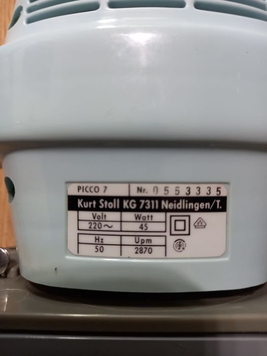 Прекрасен немски масажор с 9 преставки и стойка метален