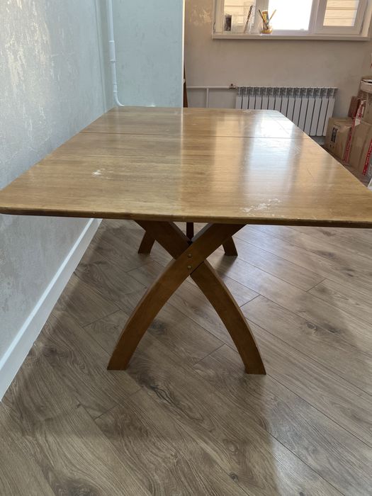 Кухонный стол.