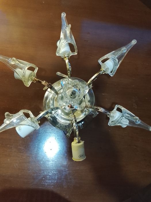 Люстра с одним поломанным рожком