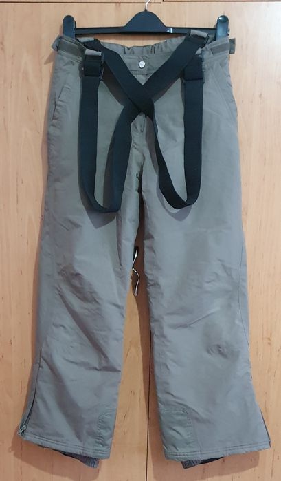 Vând costum de schi