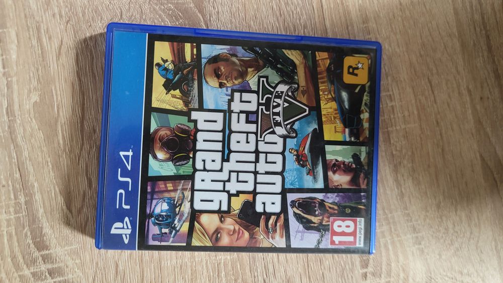 Playstation 4 1TB с 2 джойстика+5 игри подарък