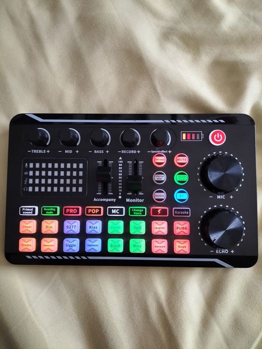 Placă de sunet audio externă cu efecte, bluetooth și baterie.