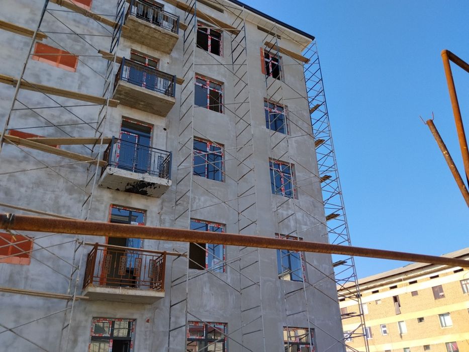 Universal ustalardan iborat brigada kotta kichik abyom firma va chasni