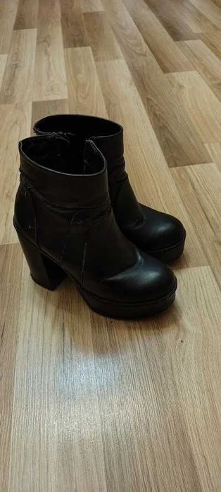 Продавам боти ниски