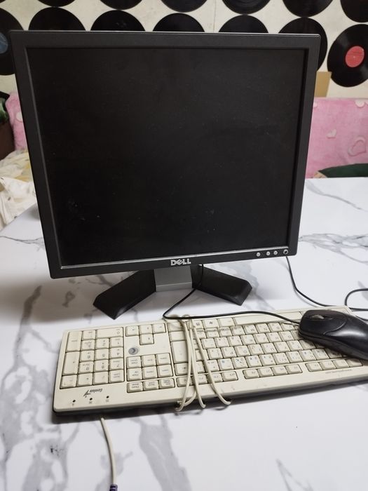 Монитор клавиатура мышка. В рабочем состоянии