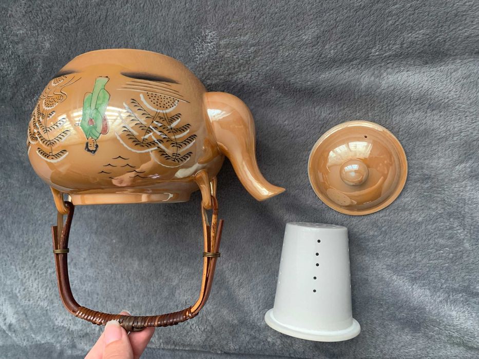 Serviciu din portelan fin Gheisa pentru 6 pers. (fabricat in Japonia)