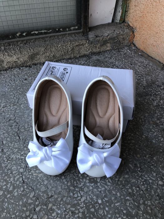 Бели сандали.