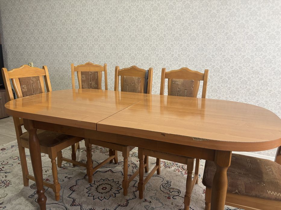 Стол со стульями гостевой