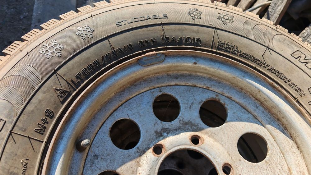 Гуми 235/75/15 с джанти 6х139.7