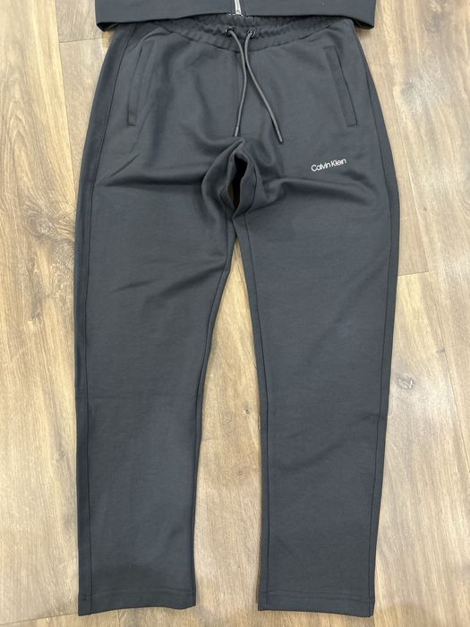 Екип на Calvin Klein