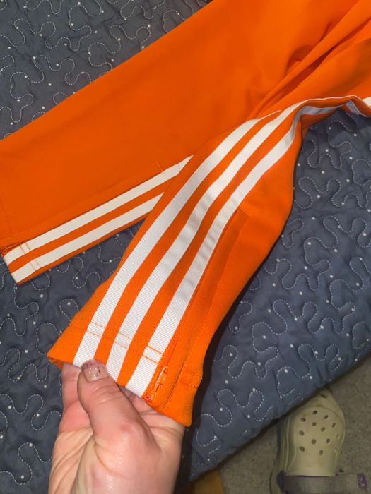 анцуг костюм е ярко оранжев adidas