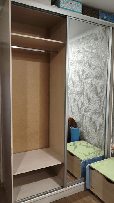 Шкаф-купе, с зеркальными дверями