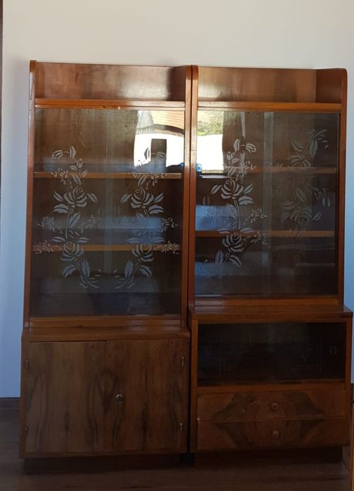Vitrine din lemn masiv
