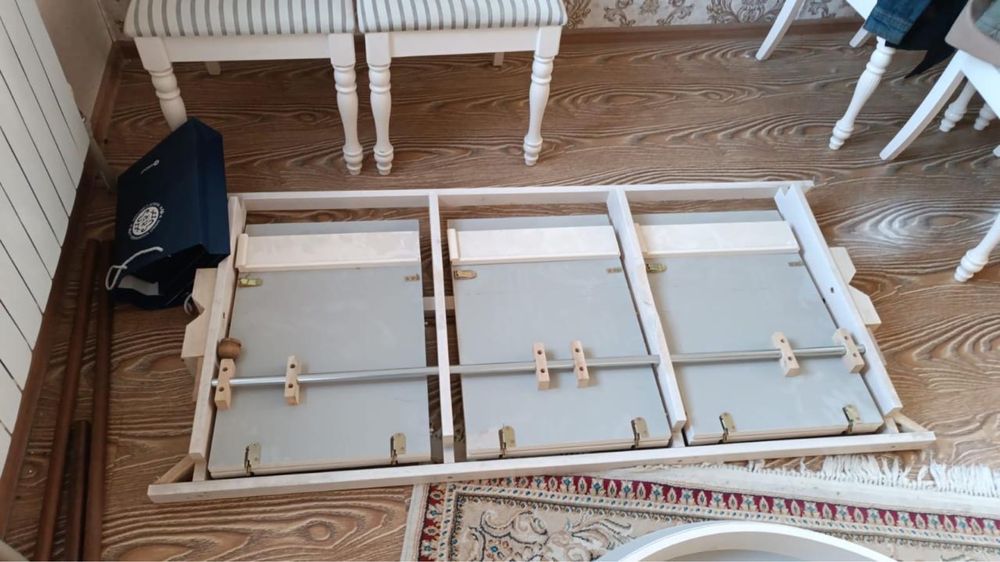 Стол и стулья для кухни