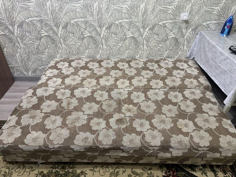 Тахта - диван продам район 11 мкр