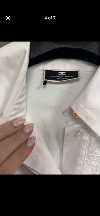 Elisabetta Franchi бяла риза с брандирани коочета и дантела