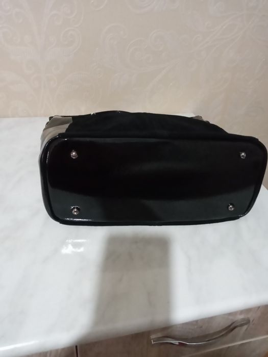 Сумка брендовая татуральная замша и лак очень красивпя и стидьная