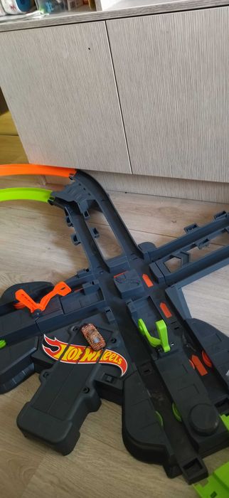 Hot weels писта "Гигантска осморка"