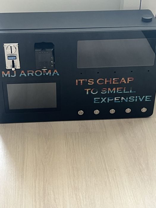 Продавам професионална парфюм машина (Perfume Vending Machine)