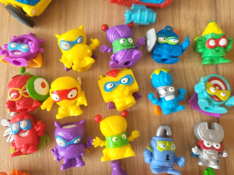 Superzings lot 40 figurine, 10 masinute si 2 reviste