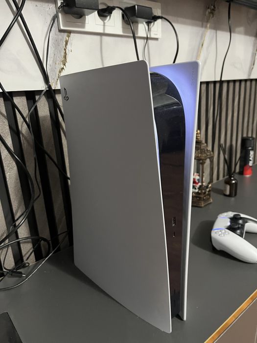 Пс 5 новая только 4месяца срочно !