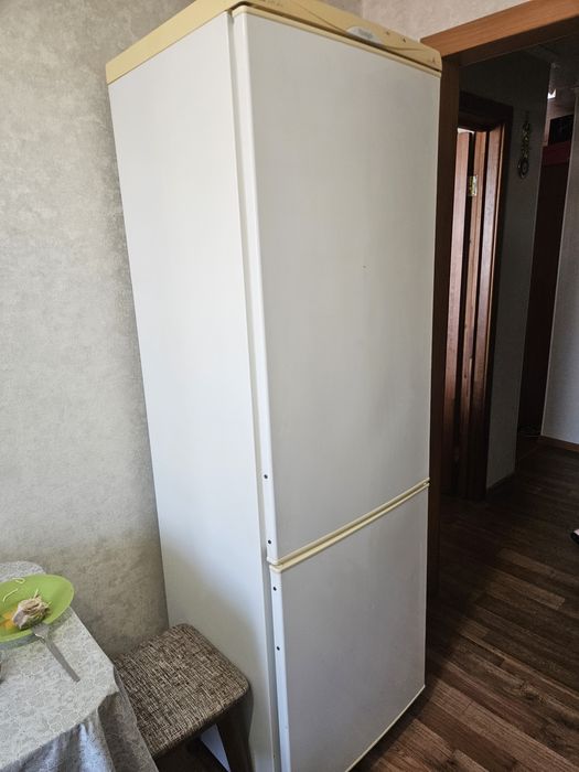 Продам холодильник двухкамерный