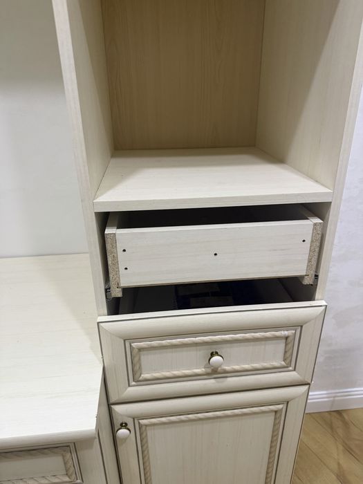 Стол со шкафами и полками