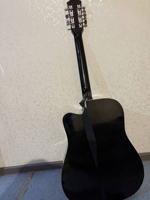 Продаю гитару срочно!