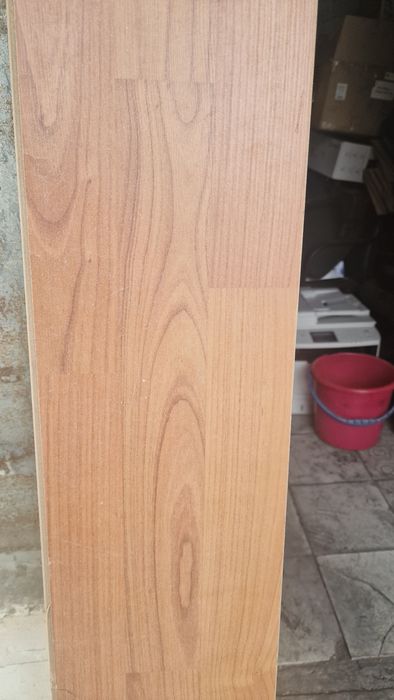 Ламинат 8 мм 5 квадратов примерно,  звоните ,