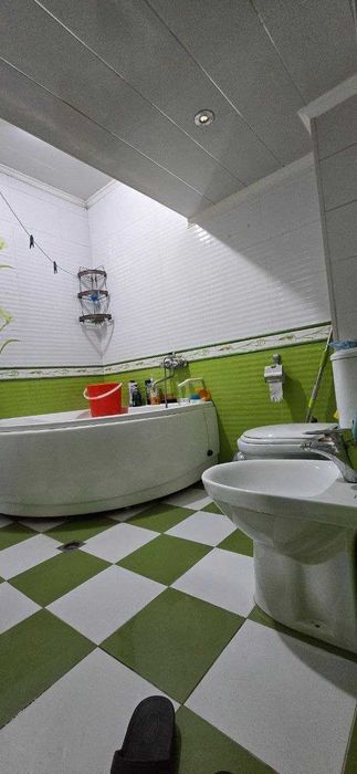 3 xonali kvartira g‘ishtli uy 1 qavatda joylashgan