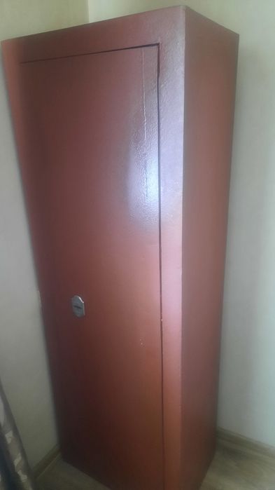 Продается металлический сейф