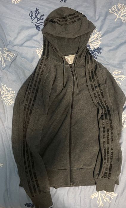 Адидас ленти през качулката