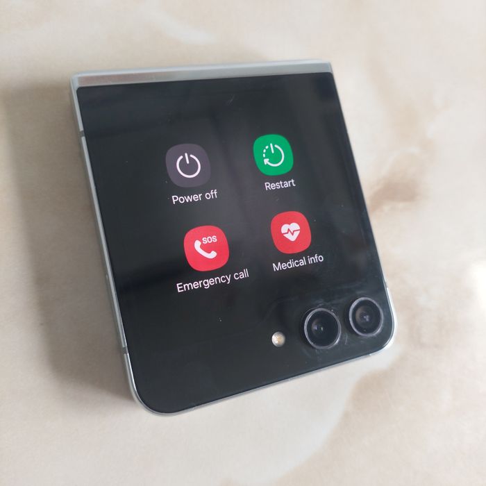 [Flip5] Vând Samsung Galaxy Z Flip 5 [pentru piese] //poze reale