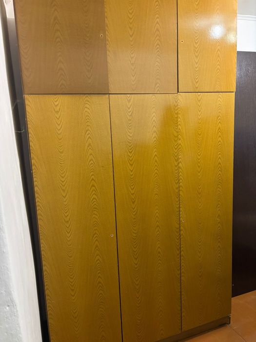 Отдам шкаф лакированный