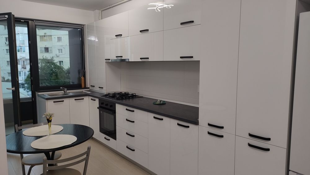 Închiriez apartament