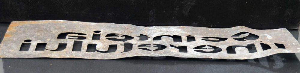 Șablon din tablă zincată folosit la publicitatea ziarelor în comunism