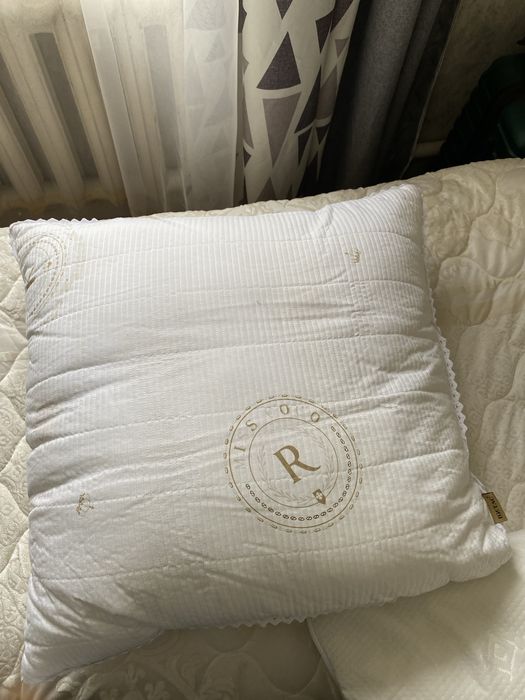 4  подушки новые