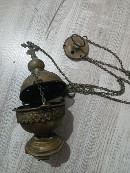 Cadelnita  din anul 1850  foarte bine ingrijita